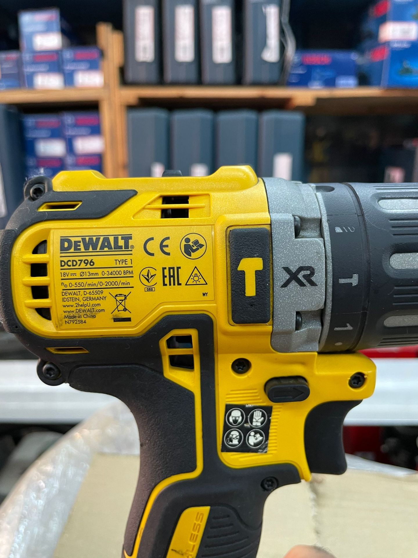 Dewalt DCD796NT Aküsüz Kömürsüz Darbeli Matkap Teşhir Ürünü